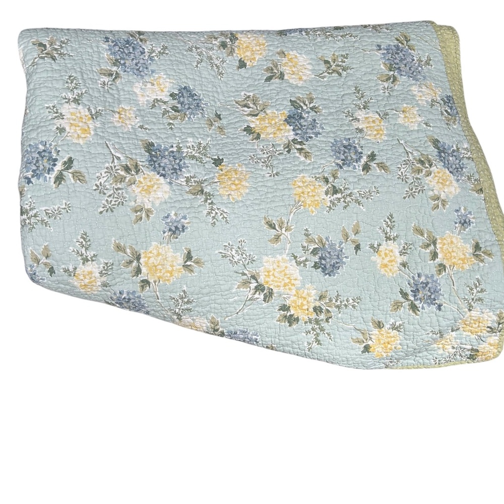 Laura Ashley Full/Queen VINTAGE Classic Floral Quilt Set